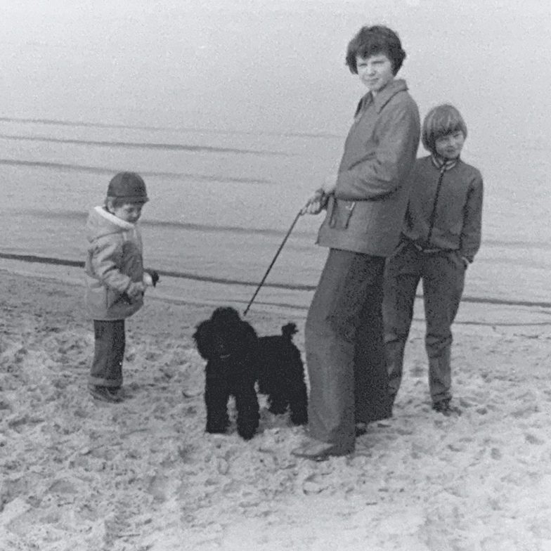 Hundemama Ramona mit ihrem ersten Pudel Meine Hundemama Ramona mit ihrem ersten Pudel am Haff-Strand