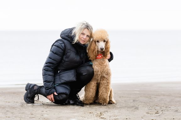 Gemeinsames Bild mit Ramona und Hadi Ramona und Hadi sitzen am Ufer, Ramona kniet links neben Hadi im Sand und sieht ein bisschen verfroren aus. Winter am Haff eben