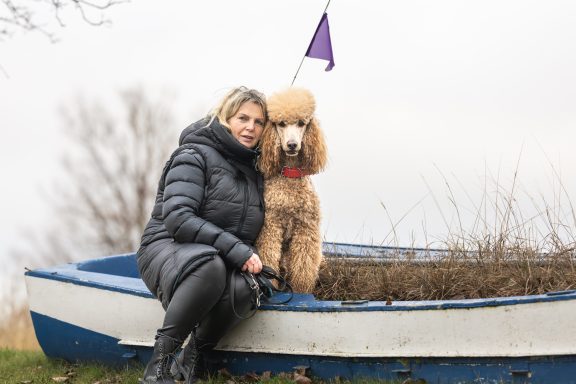 Gemeinsames Bild mit Ramona und Hadi auf dem Ruderboot Gemeinsames Bild mit Ramona und Hadi auf dem Rand des alten Ruderbootes sitzend